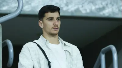 שחקן הפועל באר שבע, דן ביטון, ביציע בטרנר. דני מרון