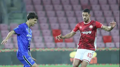 שחקן הפועל באר שבע מוחמד אבו רומי, מול שחקן הפועל פתח תקוה, שחר רוזן. דני מרון