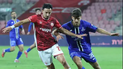 שחקן הפועל פתח תקוה, שחר רוזן, מול שחקן הפועל באר שבע, גיא מזרחי. דני מרון