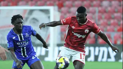 שחקן הפועל פתח תקוה, ממאדי דיארה, מול שחקן הפועל באר שבע, קינגס קאנגווה. דני מרון