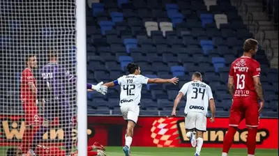 שחקן מכבי תל אביב דור פרץ חוגג עם סייד אבו פרחי. האתר הרשמי של מכבי תל אביב,אתר רשמי