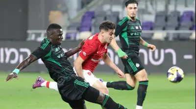 עבדולאי סק בלם מכבי חיפה עוצר את לויזוס לויזו שחקן הפועל תל אביב. דני מרון