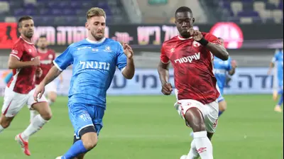 שחקן הפועל באר שבע ג'יבריל דיופ, מול שחקן בני יהודה, אדר רטנר. דני מרון