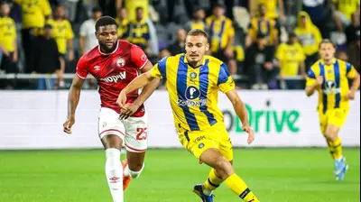 שחקן מכבי תל אביב, סייד אבו פרחי, מול שחקן הפועל באר שבע, לוקאס ונטורה. קובי אליהו