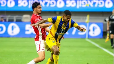 שחקן הפועל באר שבע, גיא מזרחי, מול שחקן מכבי תל אביב, הליו וארלה. קובי אליהו