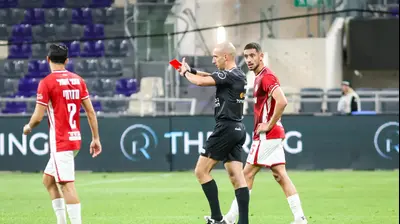 שחקן הפועל באר שבע, מוחמד אבו רומי, ליד השופט גל לייבוביץ' שמבטל כרטיס אדום לסייד אבו פרחי. קובי אליהו