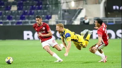 שחקן מכבי תל אביב, עידו שחר, מול שחקן הפועל באר שבע, מוחמד אבו רומי. קובי אליהו