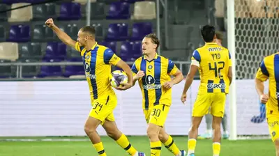 שחקן מכבי תל אביב, סייד אבו פרחי, ליד איתמר נוי. קובי אליהו