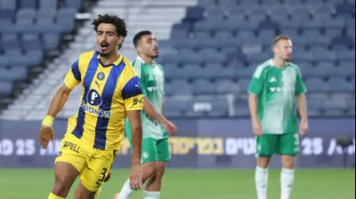 שחקן מכבי תל אביב רוי רביבו חוגג. דני מרון