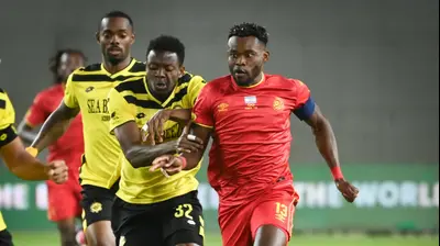 שחקן מ.ס. אשדוד, יוג'ין אנסה, מול שחקן מכבי נתניה, עזיז ווטארה. ברני ארדוב