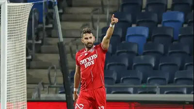 אלון תורג'מן שחקן הפועל חיפה חוגג שער. קובי אליהו