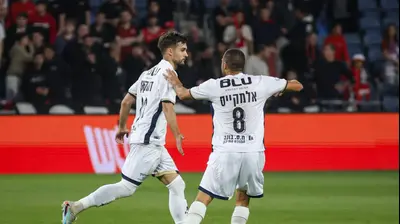 ויטלי דמשקאן שחקן מכבי בני ריינה חוגג שער. קובי אליהו