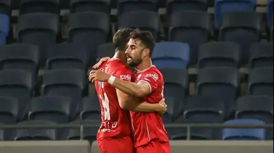 אלון תורג'מן שחקן הפועל חיפה חוגג שער. קובי אליהו