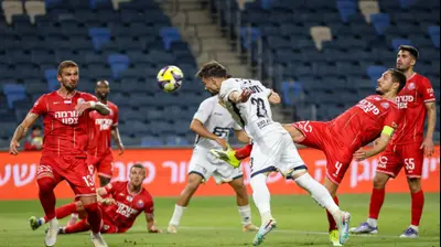 ויטלי דמשקאן שחקן מכבי בני ריינה כובש בנגיחה. קובי אליהו