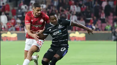 שחקן הפועל פתח תקוה, קלה, מול שחקן הפועל באר שבע, מוחמד אבו רומי. דני מרון