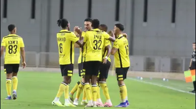 שחקני מכבי נתניה חוגגים עם איתי בן שבת. ברני ארדוב