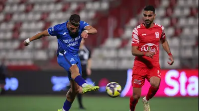 איתמר שבירו שחקן עירוני טבריה בועט לפני חסן חילו שחקן בני סכנין. מאור אלקסלסי