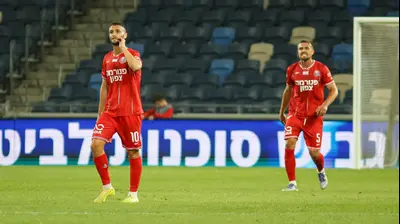 סער פדידה שחקן הפועל חיפה, מאחוריו איבן קריצ'אק. קובי אליהו