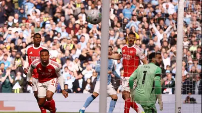 גבריאל שחקן ארסנל רואה את הכדור פוגע בקורה. רויטרס