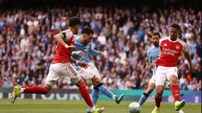 ריאן שרקי שחקן מנצ'סטר סיטי כובש לרשת ארסנל. רויטרס