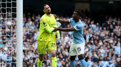 מארק גהי שחקן מנצ'סטר סיטי עם השוער ג'אנלואיג'י דונארומה. Michael Regan,GettyImages