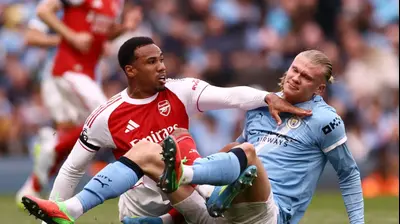 ארלינג הולאנד שחקן מנצ'סטר סיטי מול גבריאל שחקן ארסנל. רויטרס