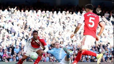 ארלינג הולאנד שחקן מנצ'סטר סיטי כובש לרשת ארסנל. Michael Regan,GettyImages