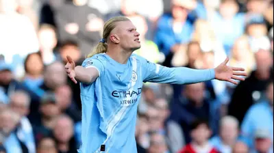 ארלינג הולאנד שחקן מנצ'סטר סיטי לאחר שחולצתו נקרעה. רויטרס