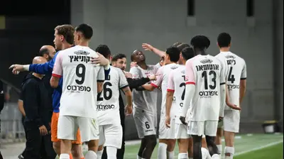 שחקני הפועל ירושלים חוגגים עם אווקה אשטה. ברני ארדוב