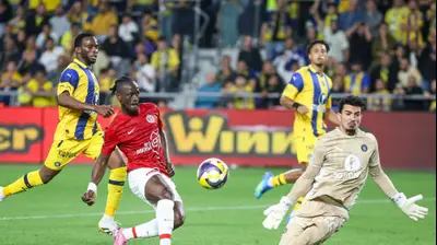 שחקן הפועל תל אביב, עמנואל בואטנג, מול שוער מכבי תל אביב, אופק מליקה. קובי אליהו