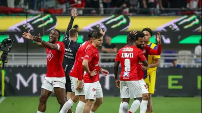 שחקני הפועל תל אביב מתוסכלים אחרי פסילת השער בדרבי. קובי אליהו