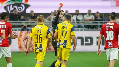 השופט יגאל פריד שולף כרטיס אדום לשחקן מכבי תל אביב, אושר דוידה. קובי אליהו
