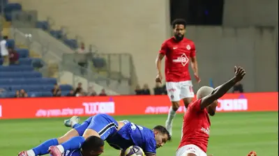 מאבק בין שחקני הפועל תל אביב לשחקני הפועל פתח תקוה. אודי ציטיאט