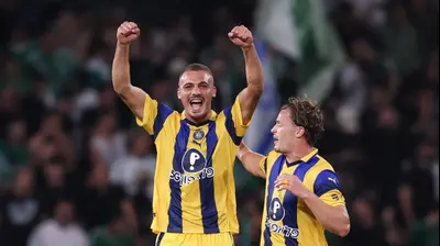 סייד אבו פרחי שחקן מכבי תל אביב חוגג שער לצד איתמר נוי. מאור אלקסלסי