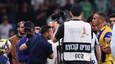 סייד אבו פרחי שחקן מכבי תל אביב בעימות עם ברק בכר, עבדולאי סק ואנשי מכבי חיפה. מאור אלקסלסי