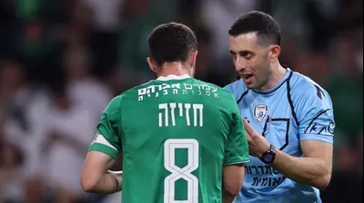 השופט אביעד שילוח עם דולב חזיזה שחקן מכבי חיפה. מאור אלקסלסי