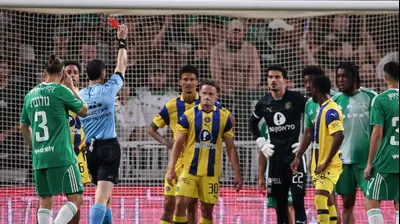 טריבנטה סטיוארט שחקן מכבי חיפה רואה כרטיס אדום. מאור אלקסלסי