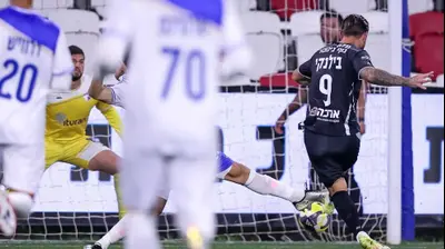 סטניסלב בילנקי שחקן עירוני טבריה כובש שער. מאור אלקסלסי