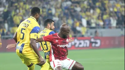 שחקן הפועל באר שבע, ג'בון איסט, מול שחקן מכבי תל אביב, רז שלמה. דני מרון