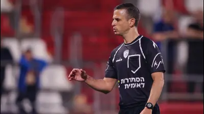 השופט אוהד אסולין במפגש בין בני סכנין למ.ס. אשדוד. מאור אלקסלסי