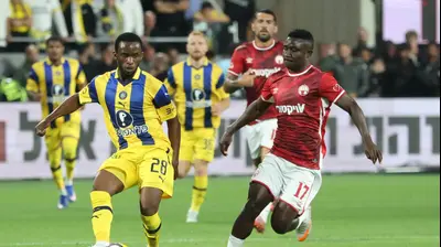 שחקן מכבי תל אביב, איסוף סיסוקו, לפני שחקן הפועל באר שבע, קינגס קאנגווה. דני מרון