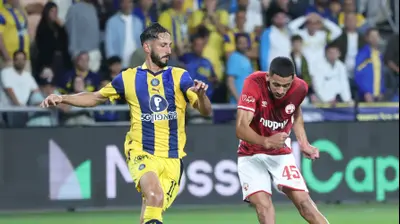 שחקן מכבי תל אביב, שגיב יחזקאל, לפני שחקן הפועל באר שבע, מוחמד אבו רומי. דני מרון