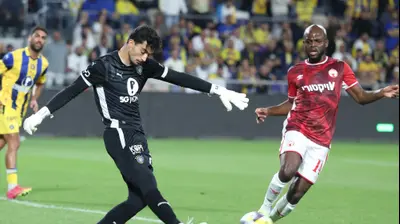 שוער מכבי תל אביב, אופק מליקה, לפני שחקן הפועל באר שבע, ג'בון איסט. דני מרון