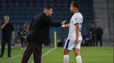 שביט מזל שחקן הפועל פתח תקוה עם מאמנו עומר פרץ. קובי אליהו