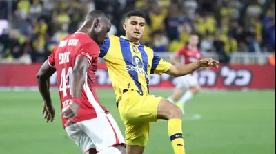 שחקן מכבי תל אביב, אלעד מדמון, מול שחקן הפועל באר שבע, ג'יבריל דיופ. דני מרון