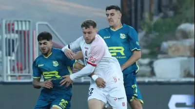 תמיר חיימוביץ' שחקן הפועל ירושלים מול איאד חלאילי שחקן בני ריינה. דני מרון