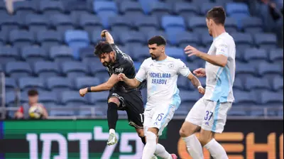 אלון תורג'מן שחקן הפועל חיפה לפני אלי בלילתי שחקן עירוני טבריה. מאור אלקסלסי