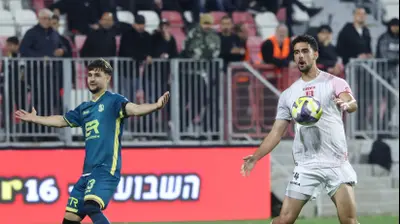 שחקן הפועל ירושלים יונתן ליש ליד ויטלי דמשקאן חלוץ בני ריינה. דני מרון