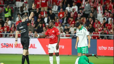 עמנואל בואטנג שחקן הפועל תל אביב סופג כרטיס צהוב. קובי אליהו