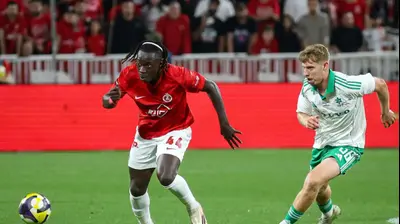 דניאל דאפה שחקן הפועל תל אביב לפני נבות רטנר שחקן מכבי חיפה. קובי אליהו